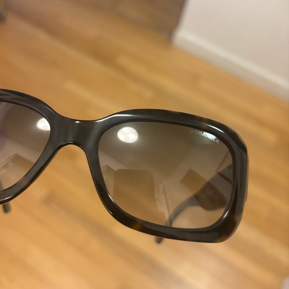 CHANEL Vintage Tortoise Shell Sunglasses - Picture 9 of 10